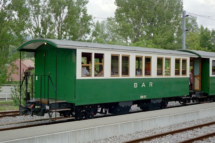 BAM Schmalspur 1000 mm .. Personenwagen B 31 Bar im Bahnhofsareal von L`Isle / Mont La Ville am 17.06.2006