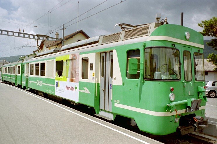 BAM Schmalspur 1000 mm .. Be 4/4 12 +Bt 52 im Bahnhofsareal von Bire am 17.06.2006