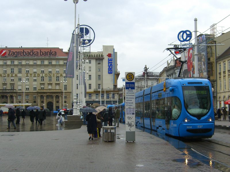 Ban-Jelacic-Platz, Zagreb Kroatien. Moderner Strassenbahnzug. September 2008.