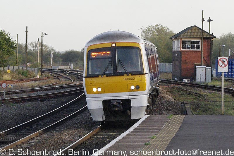 Banbury,  Chiltern  DMU 168 002 aus London Marylebone einfahrend.
Oktober 2009