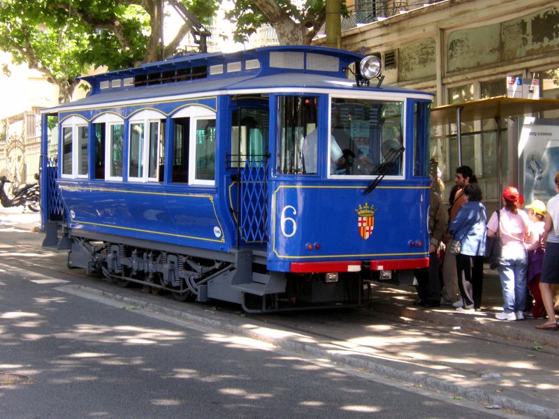 BARCELONA (Katalonien/Provinz Barcelona), 05.06.2006, die Tramvia Blau ist eine normalspurige Touristenstraßenbahn, die den Endbahnhof der Metrolinie L7 (Avinguda Tibidabo) mit der Talstation der Seilbahn auf den Tibidabo verbindet; sie wird heute durch die Metrogesellschaft TMB betrieben