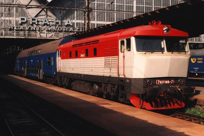 Bardotka 749 146-7 mit Zug Praha-Hlavni-Dobris auf Bahnhof Praha-Hlavni am 5-5-1995. Bild und scan: Date Jan de Vries. 