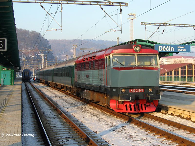  Bardotka  749 213 hat den R 694 von Liberec (Reichenberg) nach Decin (Tetschen-Bodenbach) gebracht und setzt sich hier vom Zug ab, weil die Weiterfahrt auf der elektrifizierten Strecke nach Cheb (Eger) mit einer E-Lok BR 363 erfolgen wird - 28.01.2006
