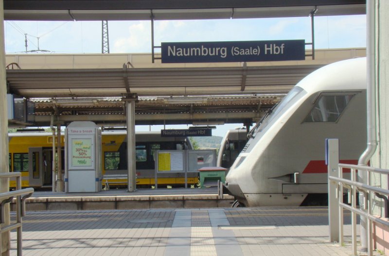 Barrierefreier Zugang zum Bahnsteig 1 am Bahnhof Naumburg/Saale Hbf. Im Vordergrund IC nach Halle/Saale, im Hintergrund Triebwagenzug der Burgenlandbahn auf Gleis 5. 
Am 22.06.2008