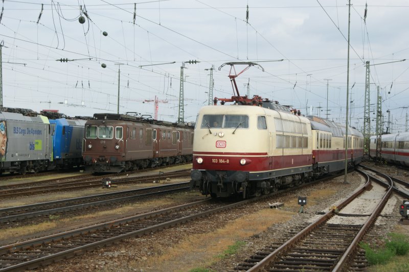 Basel 18.04.2009, 03184-8 bringt den Tee Bavaria aus Frankfurt nach Basel wo er von der Re 4/4 I 10034 bernommen wird.