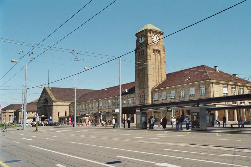 Basel Badischer Bahnhof (Bauzeit 1910-1913, Architekten Curjel&Moser), aufgenommen am 4.8.2005. Eigentlich ist das ein Schweizer Bahnhof, da er auf Schweizer Staatsgebiet liegt. Erbaut wurde er jedoch von der Badischen Staatseisenbahn.
