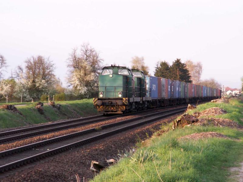 BASF-Gterzug zwischen Germersheim und Speyer im April 2006.