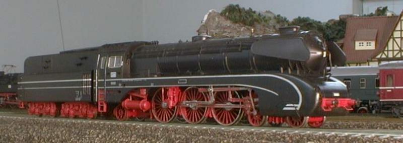 Basierend auf einer alten Lima 10 und einer Hamo 01 lt sich das Ergebnis sehen..und butterweich fahren, dank Glockenankermotor. Hab sie trotzdem an einen Freund verkauft...Sie gefiel ihm und auf meiner DDR-Anlage bekam sie nie HP1.