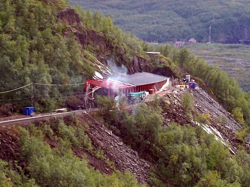 Bau einer Steinschlag-Galerie bei laufenden Bahnbetrieb zwischen S�sterbekk und Katterat am 30.08.2007, im Hintergrund die Station Katterat. Hinter der Baustelle ein Hubschrauber-Landplatz, leider kam ein Hubschrauber erst sp�ter, als ich keine freie Sicht mehr zur Baustelle hatte.
