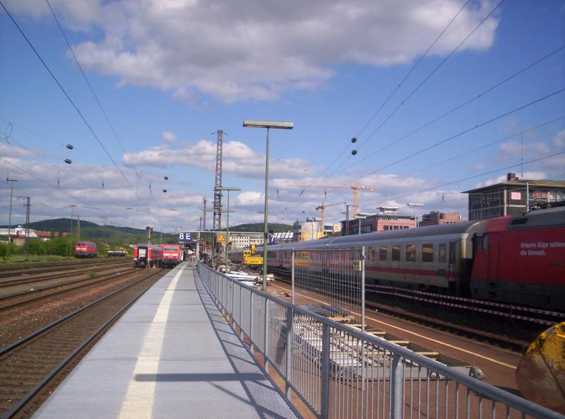 Bauarbeiten am Aschaffenburg Hbf am 11.05.2005. Rechts kann man den IC 2027 erkennen mit der Baureihe 101 045 PEP.