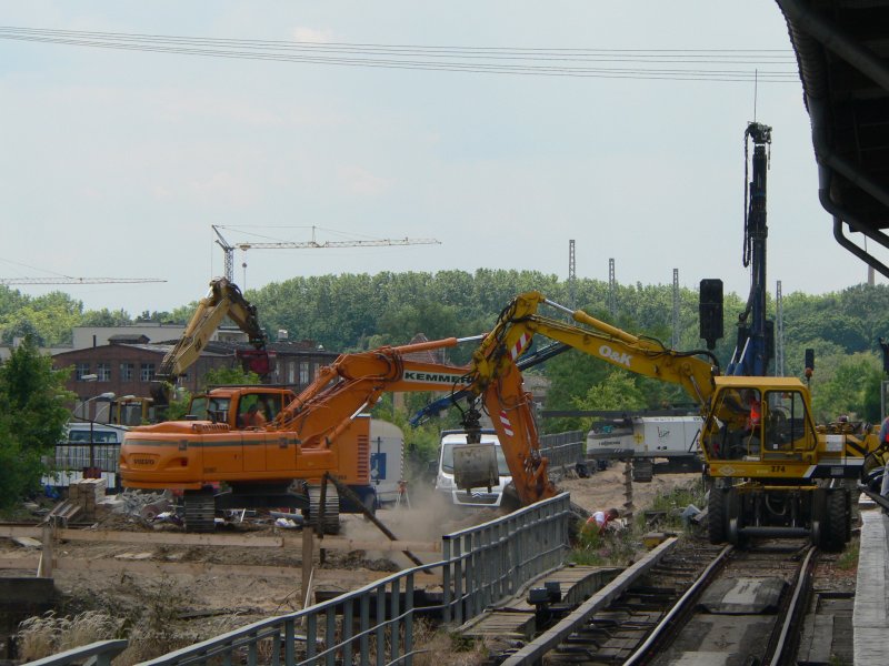 Bauarbeiten auf dem Ringbahngleis in Berlin Ostkreuz. Wo der orange Bagger steht, wird zunchst die S-Bahn, spter dann die Regionalbahn fahren. Man konnte an diesem Wochenende schon erahnen, welche Entbehrungen der Umbau des Bahnhofs mit sich bringen wird. 7.6.2008