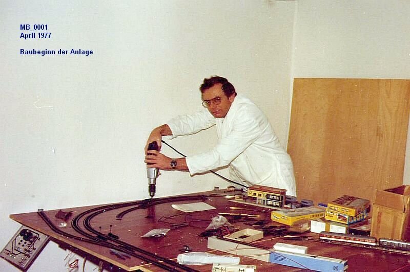 Baubeginn einer Modellbahnanlage, ganz bescheiden auf einer Platte 2,90 x 1,50 Meter auf zwei Holzbcken im Keller, hier der  Chef  kurz nach Baubeginn im April 1977