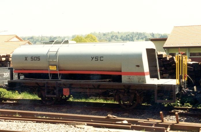 Baudienst Dienstwagen X 505 im Bahnhofsareal von Baulmes im Mai 1990