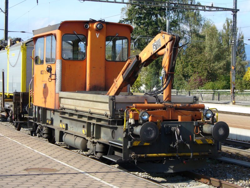 Baudienst Diesellok Tm 2/2 85 im Bahnhof von INS bls am 22.10.2006