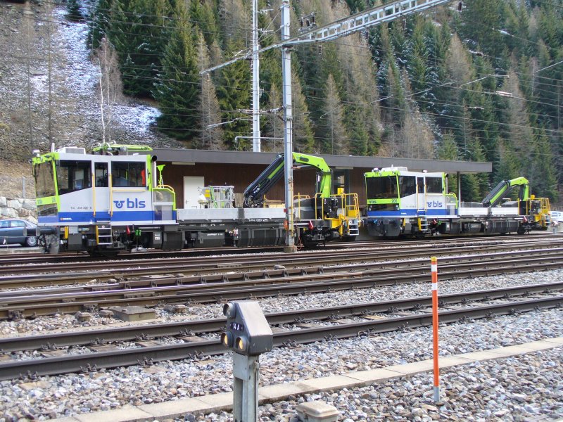 Baudienst Dieselloks Tm 2/2 235 208-0 mit Stromabnehmer und Tm 2/2 235 206-0 im Bahnhof von Goppenstein am 10.03.2007