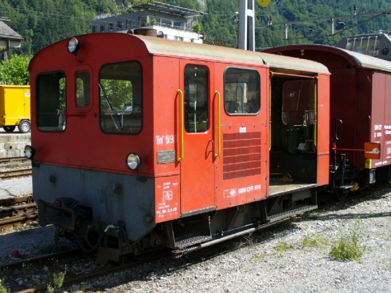Baudienst Dieselok Tm 2/2 598 im Bahnhof von Meiringen am 19.08.2006