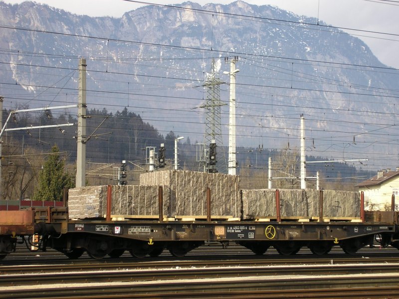 Bauen irgendwo Piramide? 6 Axige Samms wagon,mit riesen Steinw�rfel in W�rgl.21.02.2008