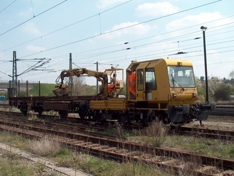 Baufahrzeug in Naumburg ( Saale )22.04.2005
