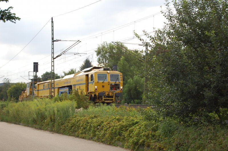  Bauger�mpel  auf dem Weg Richtung Heimat. Am 31.7.2009 konnte ich eine Stopf- und eine Schotterprofiliermaschine der Firma Leonhard Weiss bei km 25,4 der Filsbahn in Fahrtrichtung G�ppingen ablichten. Gru� an die Manschaft auf dem Fahrzeug!

