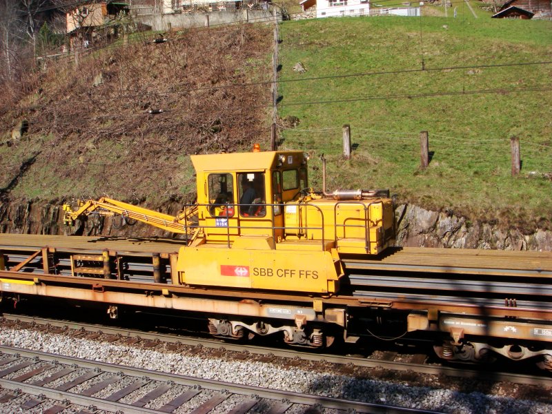 Baukran bei der Arbeit bei Intschi an der Gotthard-Nordrampe am 28.03.2008
