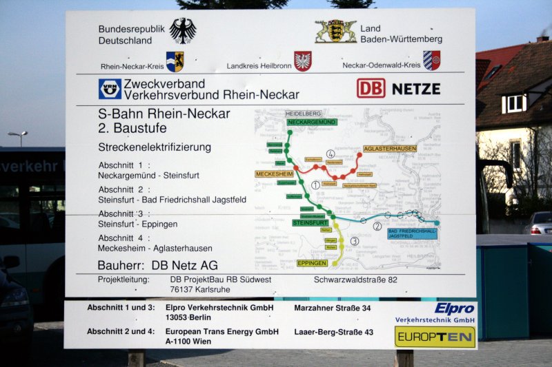 Bauprojekt Elektrifizierung fr die S-Bahn. Schild am Bahnhof Sinsheim. Bild aufgenommen am 3.2.09