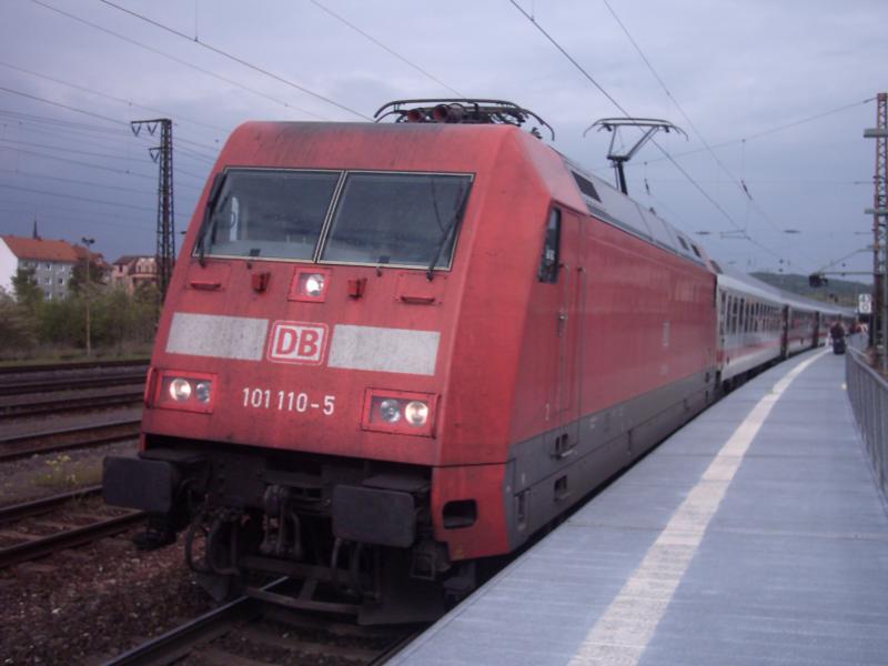Baureihe 101 110-5 war am 29.04.2005 am IC 328  Alpenland  von Mittenwald nach Mnster (Westf) in Aschaffenburg Hbf.