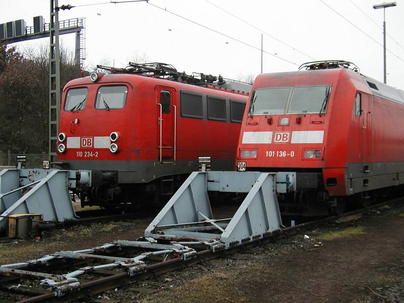 Baureihe 101 und 110 im Bf Hamburg-Langenfelde am 7.1.2002.