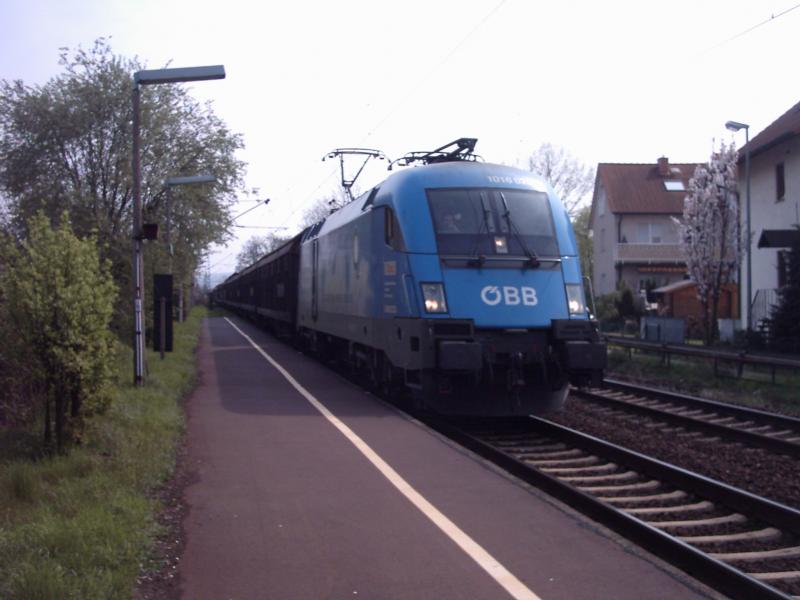 Baureihe 1016 023-2 mit der Werbung Kyoto fuhr am 16.04.2005 durch Mainaschaff in Richtung Darmstadt.