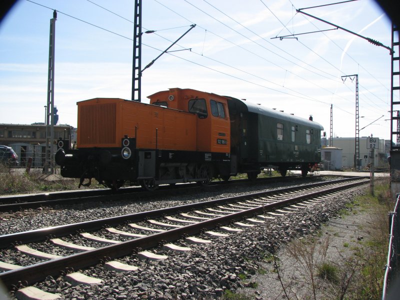 Baureihe 102 188-0 (Gartenlaube)mit Begleitwagen vom BW Dresden-Altstadt zur Fahrt nach Nossen.5.04.07 