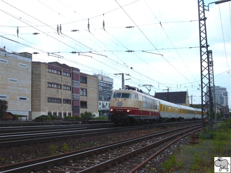 Baureihe 103 222-6 verlsst mit einen Messzug den Bahnhof Frth in Bayern. Die Aufnahme entstand am 14. Mai 2008.