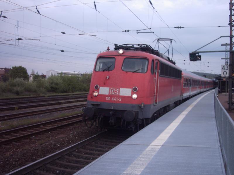 Baureihe 110 441-3 war am 29.04.2005 an einem RE nach Frankfurt(M)Hbf in Aschaffenburg Hbf.