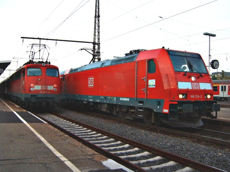 Baureihe 110 445-4 aus Donauwrth und BR 146 214-2 aus Stuttgart Hbf im Knotenbahnhof Aalen. Foto: 19.10.06