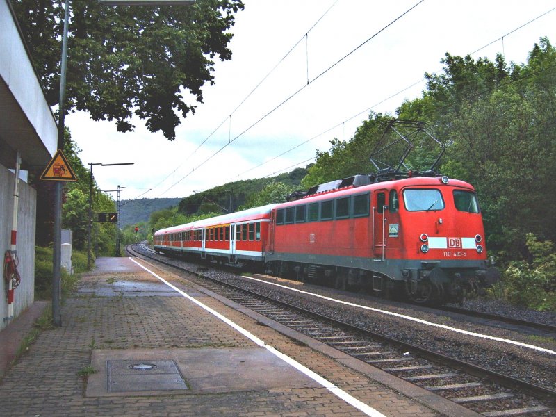 Baureihe 110 483-5 mit RB 37159 am 26.05.06 im Regionalbahnhof Lauchheim auf der Strecke Aalen-Donauwrth (KBS 995).