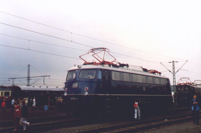 Baureihe 110 (E 10) mit Bgelfalte im klassischen Blau in Bochum-Dahlhausen 1985 (eingescannter Papierabzug)- leider gehen die Fahrwerk-Details trotz Nachbearbeitung auf dem Scan unter...
