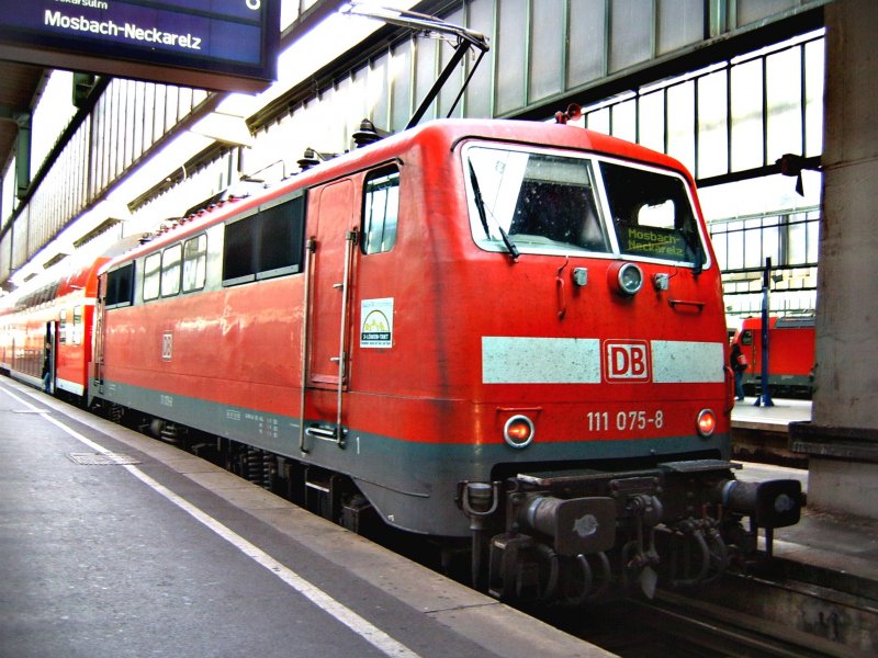 Baureihe 111 075-8 mit RB 19176 nach Mosbach-Neckarelz. Das Foto entstand im Stuttgarter Hbf am 22.10.06.