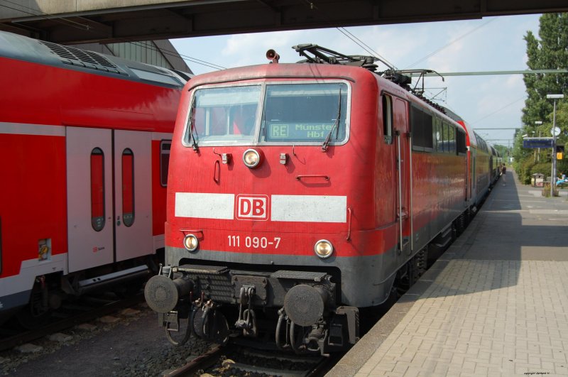 Baureihe 111 090 in Emden Hbf mit RE nach Mnster Hbf.