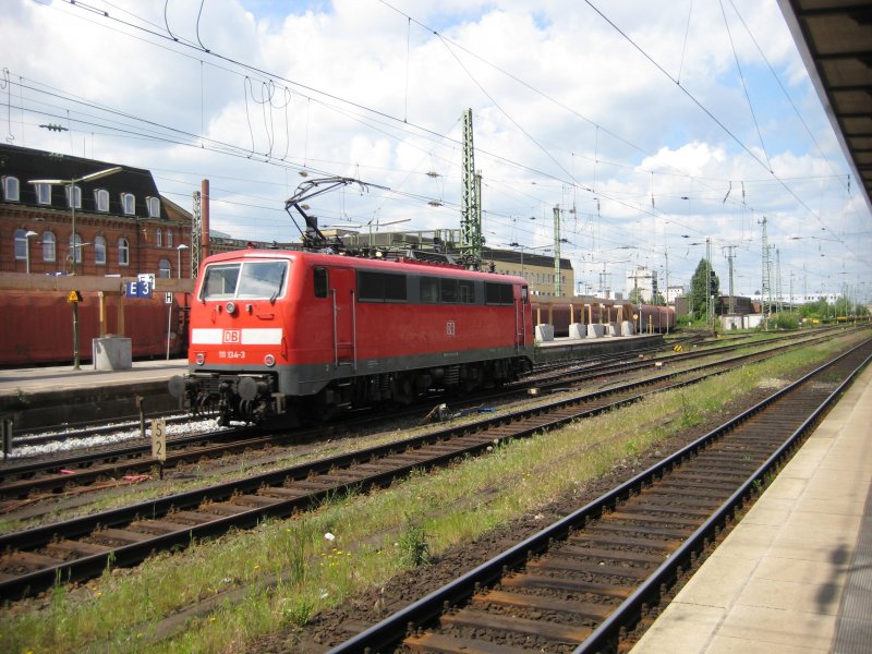 Baureihe 111 134-3 bei einer Bahnhofsdurchfahrt in Bremen Hauptbahnhof. Aufgenommen am 22.5.2009 beim Kirchentag in Bremen.