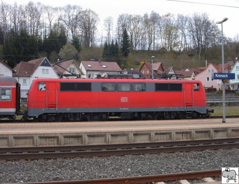 Baureihe 111 220-0 steht mit einen Regionalzug am 20. April 2008 im Bahnhof von Kronach.