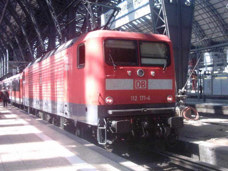 Baureihe 112 171-4 wartet am 23.04.2005 in Frankfurt(M)Hbf auf ihre Abfahrt nach Nrnberg.