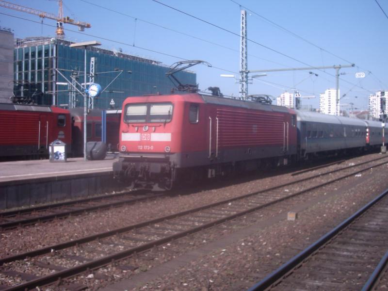 Baureihe 112 173-0 kommt am 02.04.2005 mit ihrem IRE in Stuttgart Hbf an.