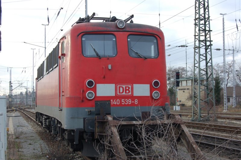 Baureihe 140 539-8 steht am 3.2.2007 abgebgelt im westlichen Bahnhofsbereich von Heilbronn Hbf. Diesmal von der anderen Seite und vom Ende des Bahnsteiges aus fotografiert, nachdem die Aufnahme von vorne auf Kritik gestoen ist und ich diese gelscht habe.