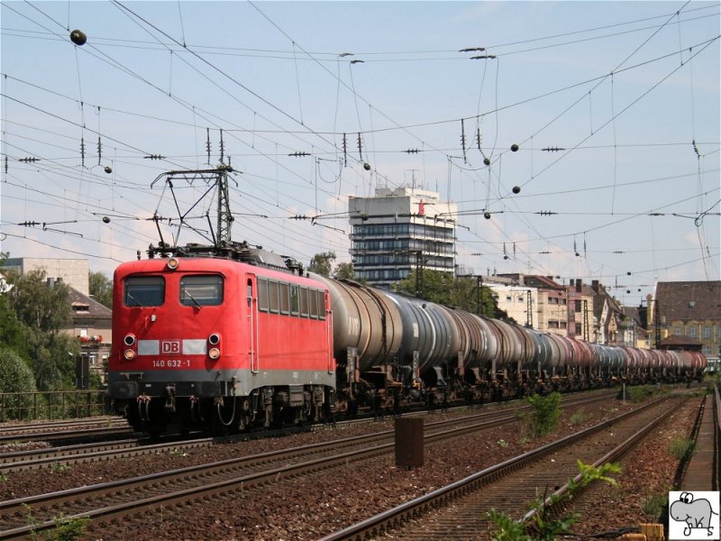 Baureihe 140 632-1 verlsst am 30. Juli 2008 mit einen Kesselwagenzug Frth / Bayern in Richtung Wrzburg.