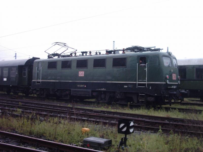 Baureihe 141 228-7 war mit einem Pendelzug aus Gro Gerau in Kranichstein angekommen bei den Eisebahntagen am 06.05.2005.