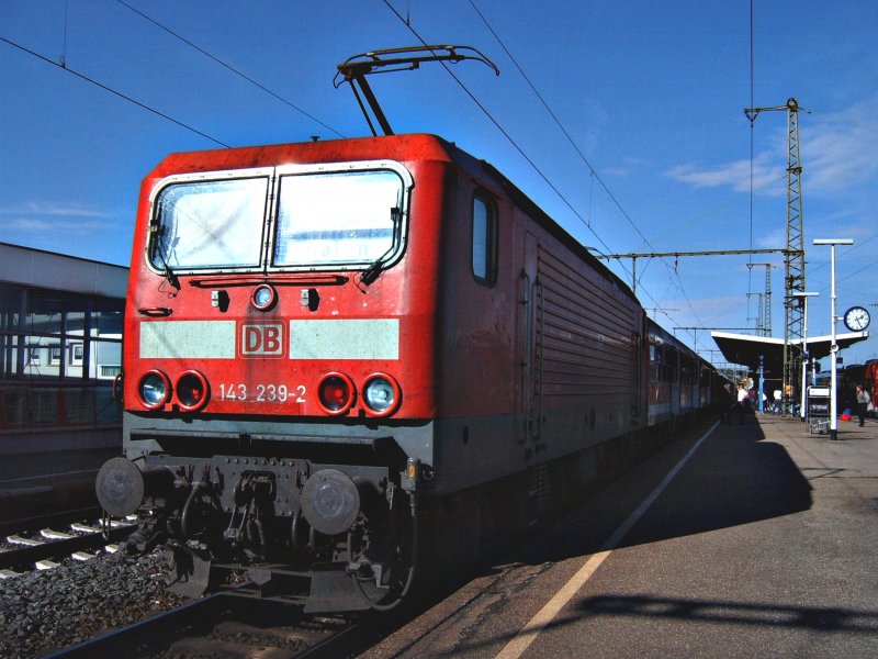 Baureihe 143 239-2 bei wunderschnem  Oktoberwetter  am 19.10.06 im Bahnhof Aalen. Die Lok traf vor kurzem mit RE 19445 aus Stuttgart Hbf ber Schwbisch Gmnd in den Zielbahnhof Aalen ein.