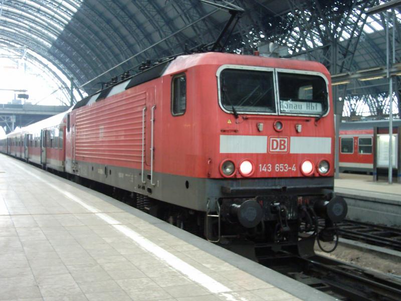 Baureihe 143 653-4 wartet am 05.03.2005 in Frankfurt(M)Hbf auf ihre Abfahrt nach Hanau Hbf.