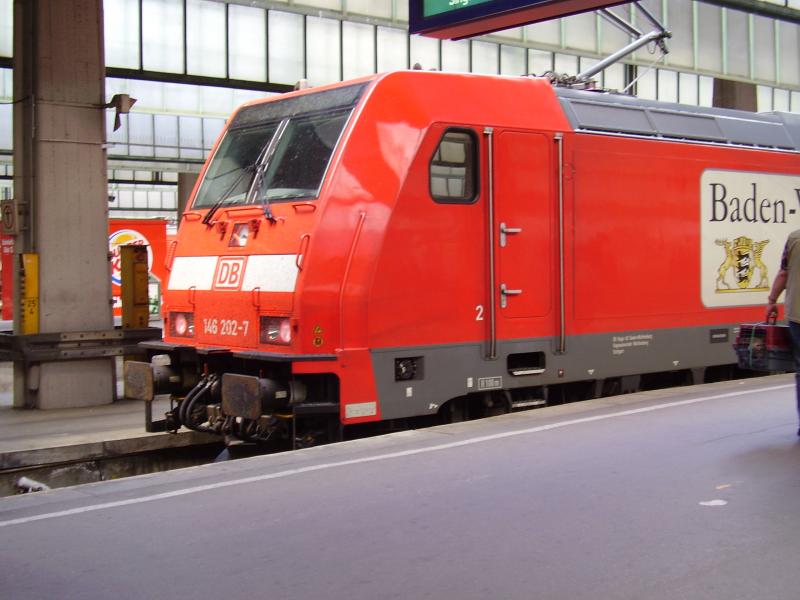 Baureihe 146 202-7 in Hbf Stuttgart am 14 .Mai 2006. Sie fhrt dann nach Heidelberg. Auffllig ist die die Aufschrift BADEN- WRTTEMBERG BEWEGT WAS.