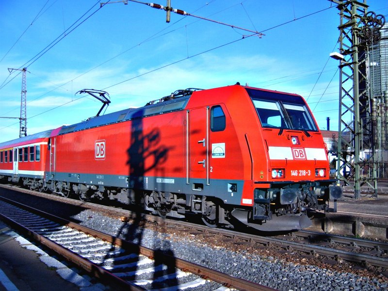 Baureihe 146 218-3 am 14.12.06 in Aalen. Dieser Regionalzug aus Stuttgart Hbf kam mehr als 10 min versptet in Aalen an, weil IC 2067 von Karlsruhe Hbf nach Nrnberg Hbf ein halbe Stunde zu spt ankam. Der gesamte Regionalverkehr aus Aalen wurde daher 5-10 min versptet.