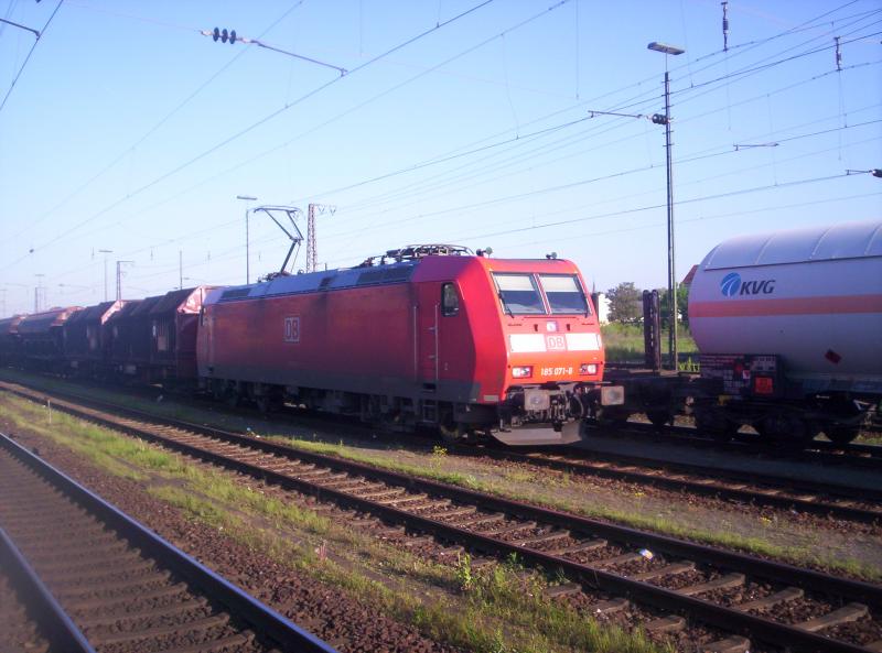 Baureihe 185 071-8 fhrt am 12.05.2005 durch Aschaffenburg Hbf in Richtung Wrzburg.