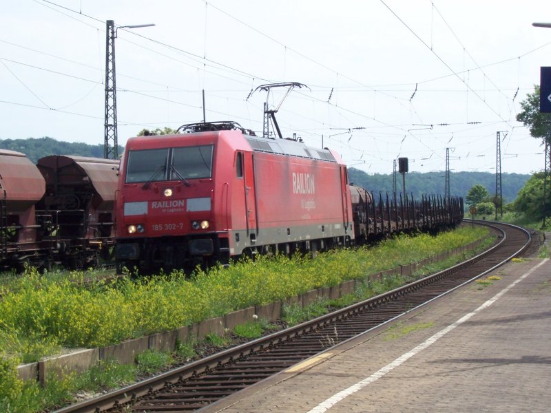 Baureihe 185 302-7 mit einem Leerzug in Frellstedt zwischen Magdeburg und Braunschweig am 26.05.2009.