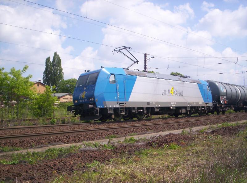 Baureihe 185-CL 005 fhrt am 15.05.2005 mit einem Kesselzug neben dem Hanauer Lokschuppen vorbei. Dieses Foto konnte ich wrend des Dampflokfestes machen.